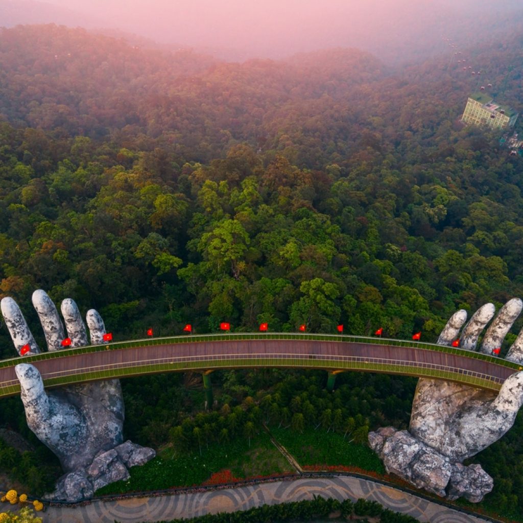 Cầu Vàng (Bà Nà Hills)