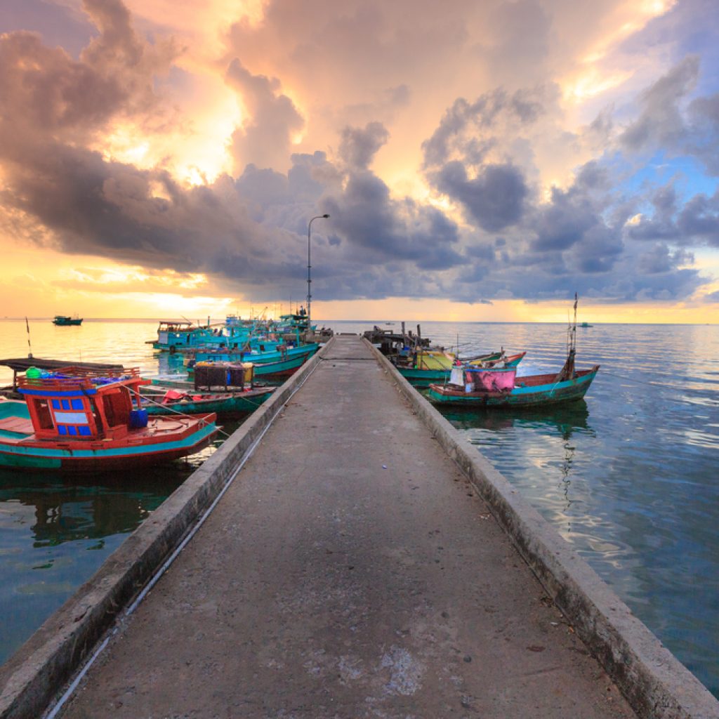 Cây cầu tại làng chài Hàm Ninh