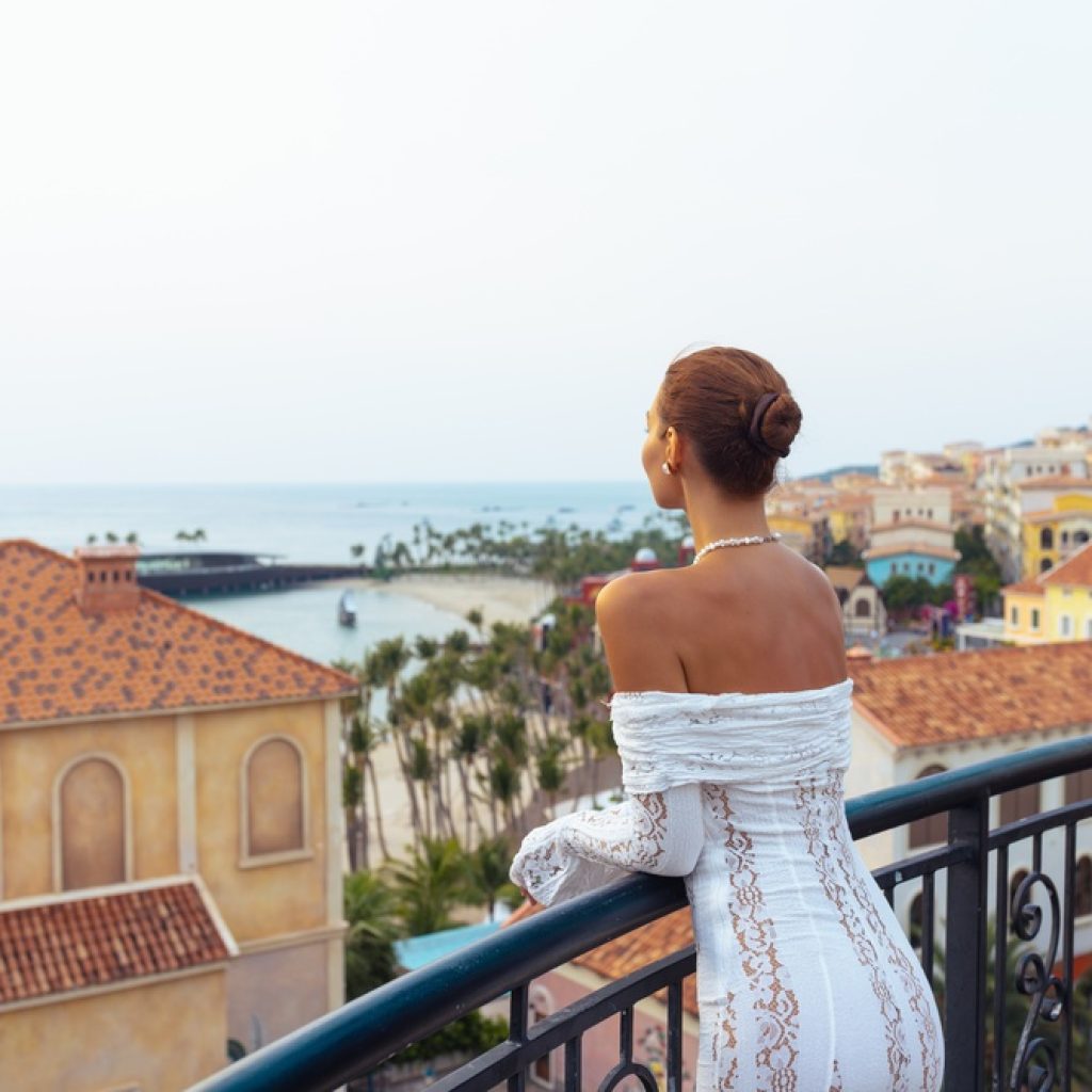 Du khách nghỉ tại resort view biển