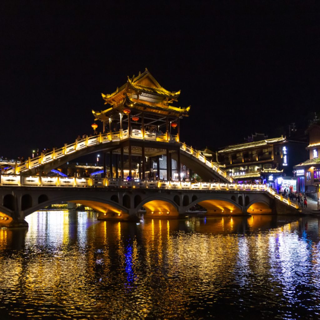 Phượng Hoàng Cổ trấn về đêm