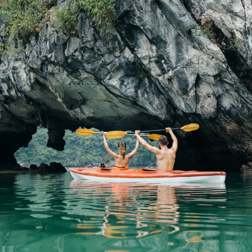 Du khách chèo kayak ở vịnh Hạ Long