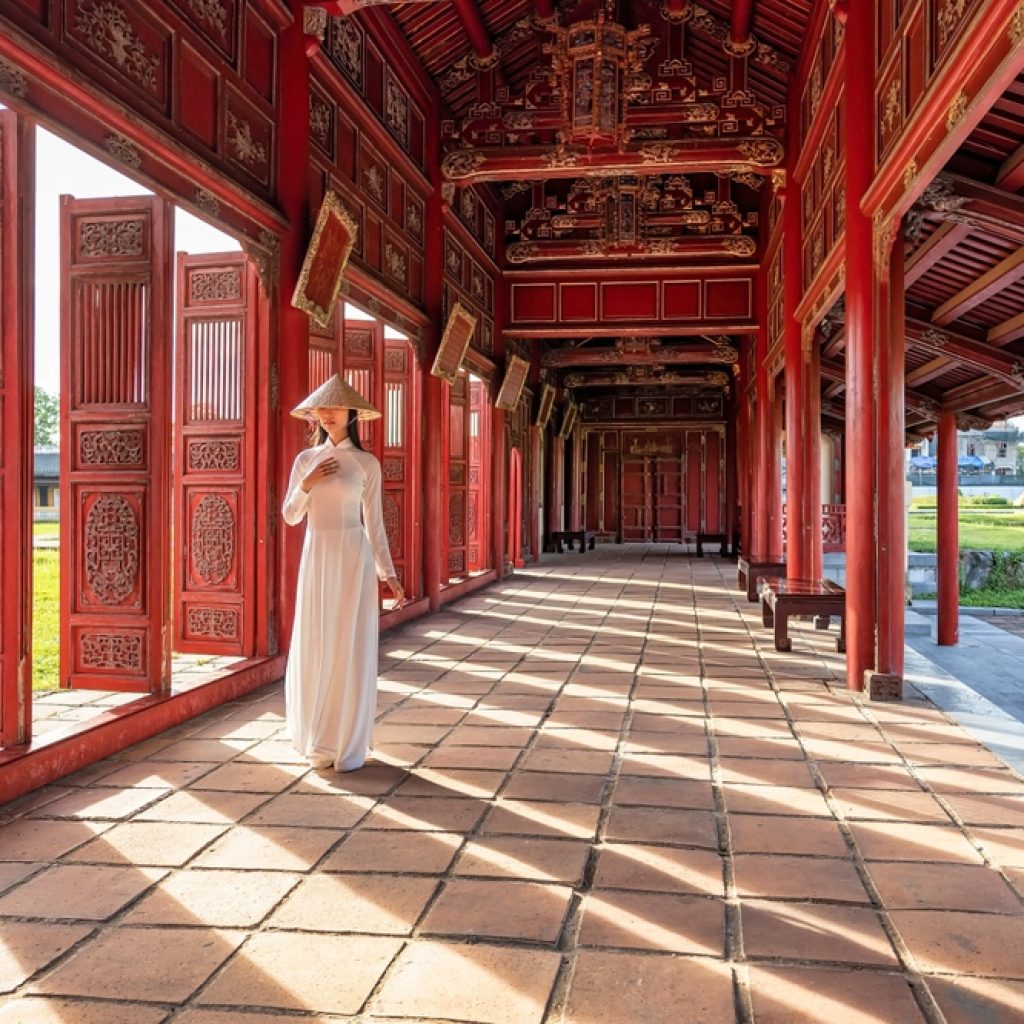 Du khách tham quan Đại Nội Huế