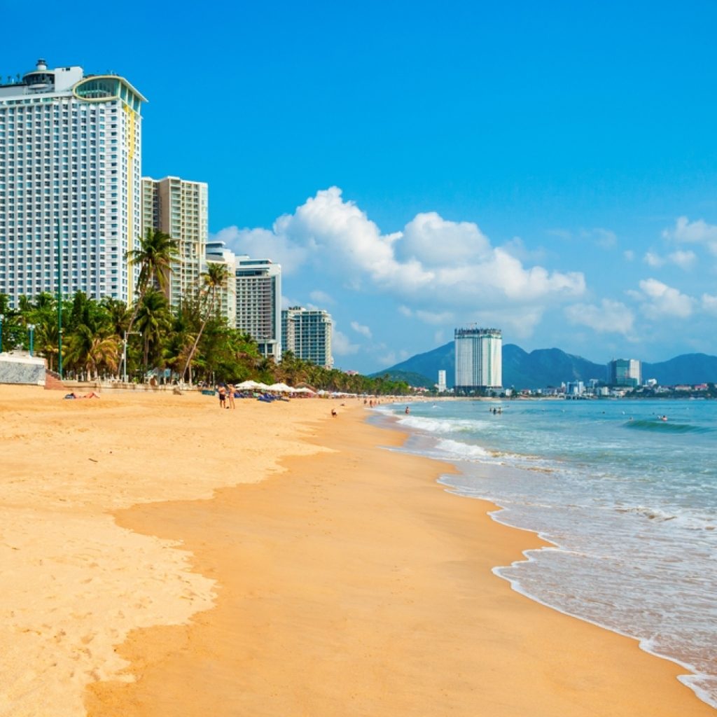Nha Trang với nước biển xanh trong và cát mịn