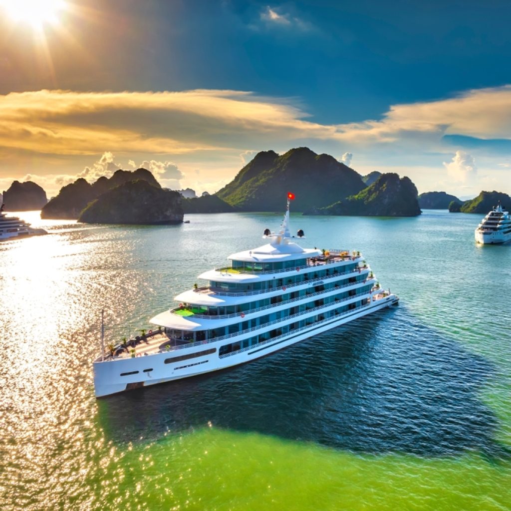 Du thuyền trên vịnh Hạ Long