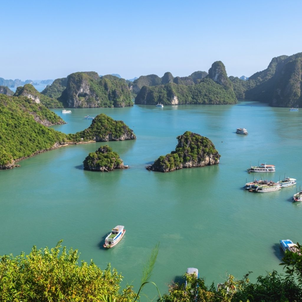 Các đảo đá vôi trên vịnh Hạ Long