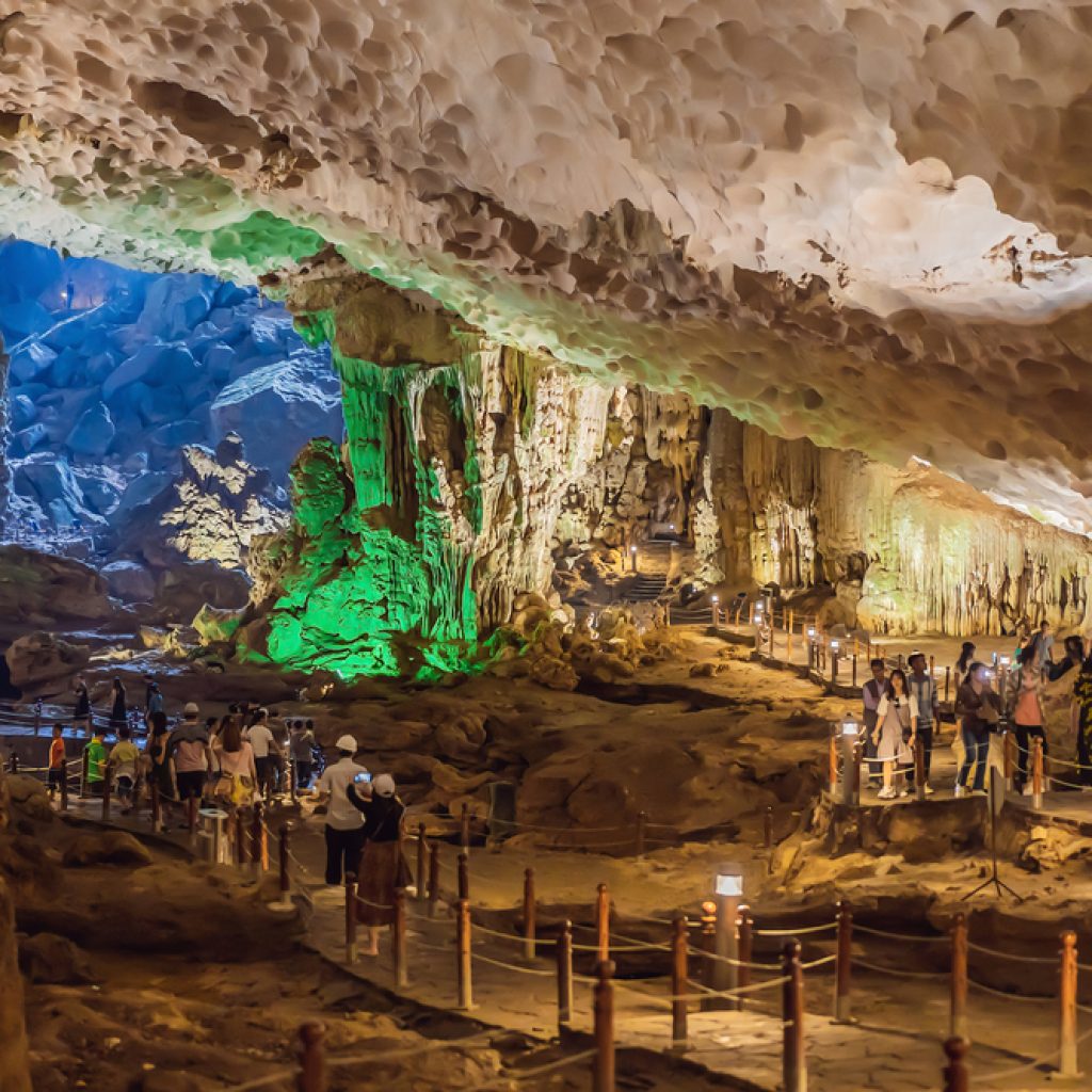 Hang Sửng Sốt, vịnh Hạ Long