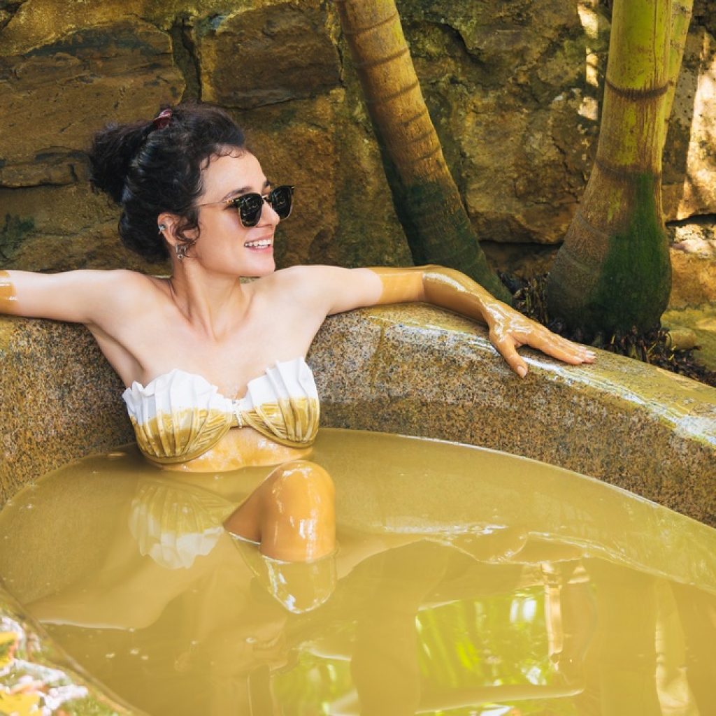 Du khách trải nghiệm tắm bùn khoáng Nha Trang