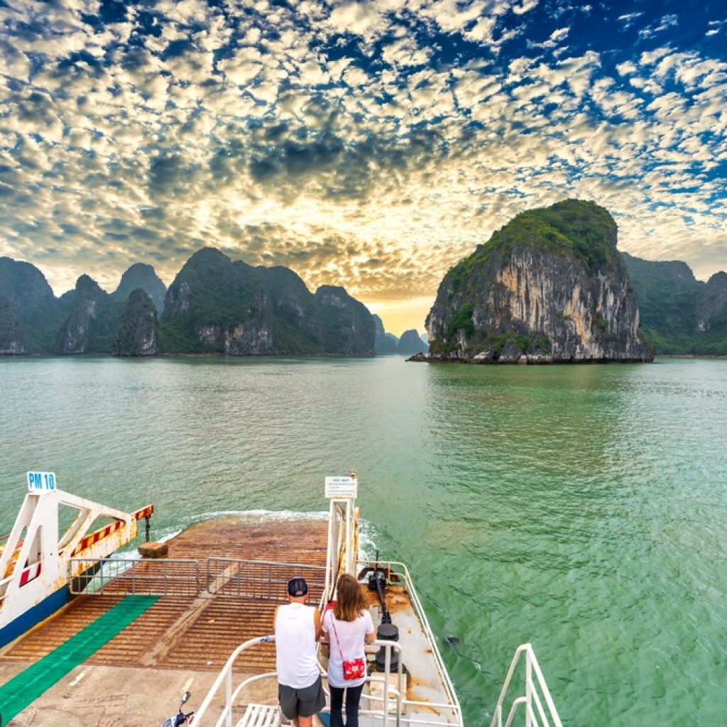 Du khách di chuyển ra Cát Bà bằng phà