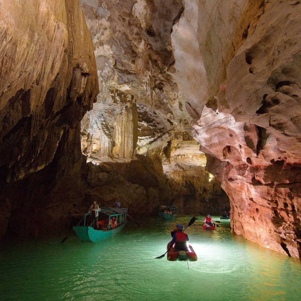 Du khách ngồi thuyền tham quan động Phong Nha