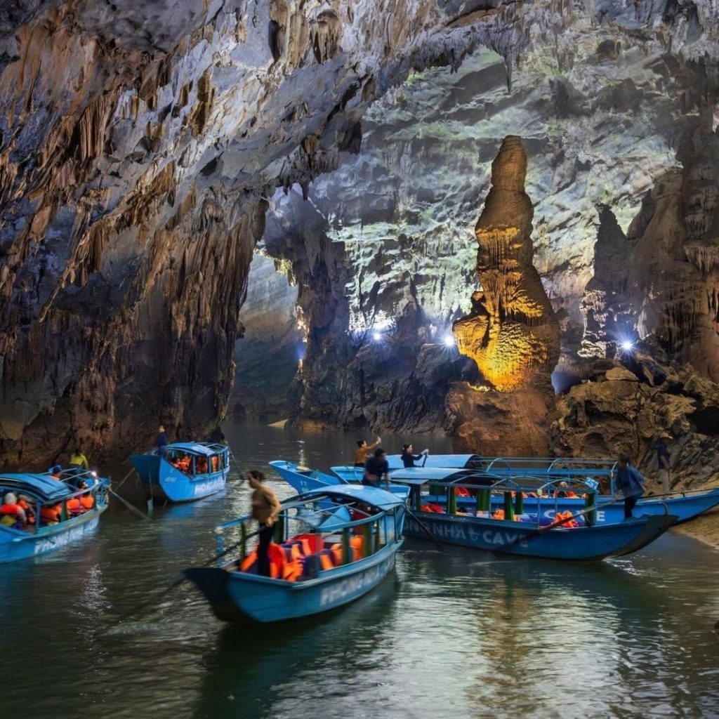 Du khách đi thuyền tham quan động Phong Nha