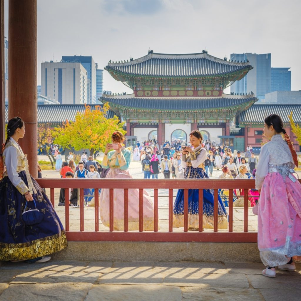 Du khách trải nghiệm mặc hanbok dạo quanh các cung điện hoàng gia