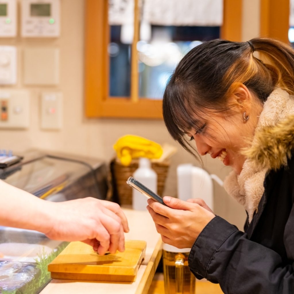 Du khách trải nghiệm Omakase