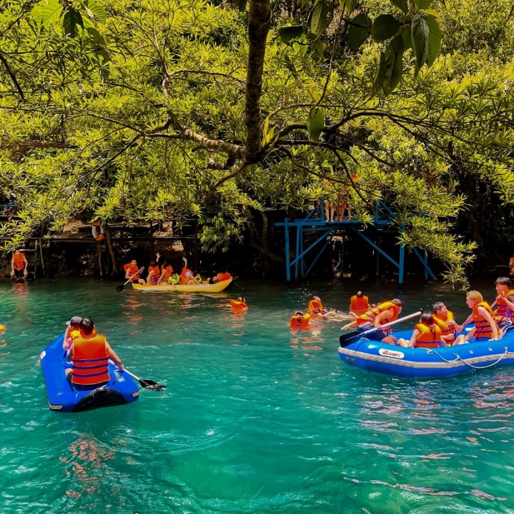 Du khách tắm suối, chèo thuyền kayak tại Suối Moọc