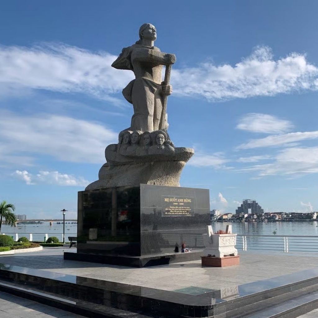 Tượng đài Mẹ Suốt anh hùng