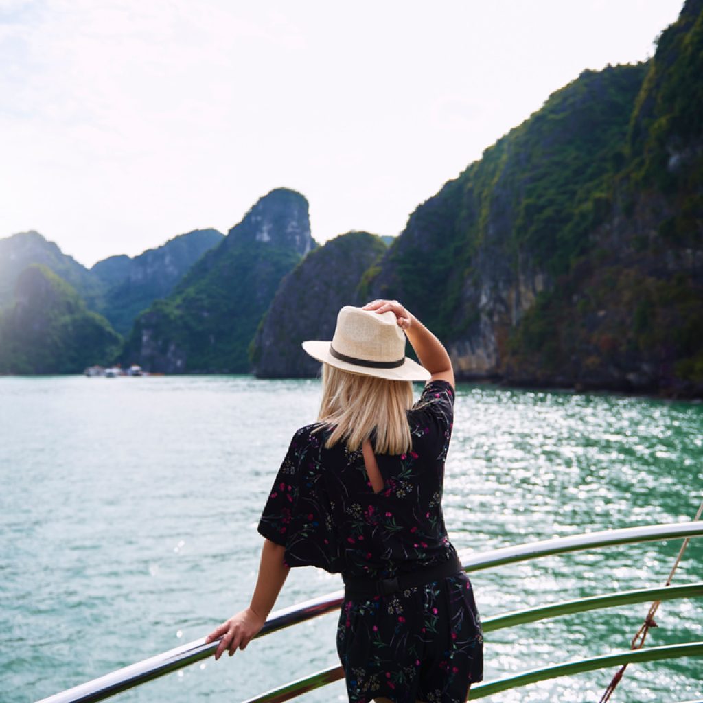 Du khách trên du thuyền ngắm vịnh Hạ Long