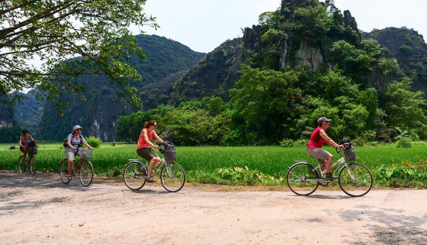 Du lịch Ninh Bình nên đi tự túc hay đi tour?