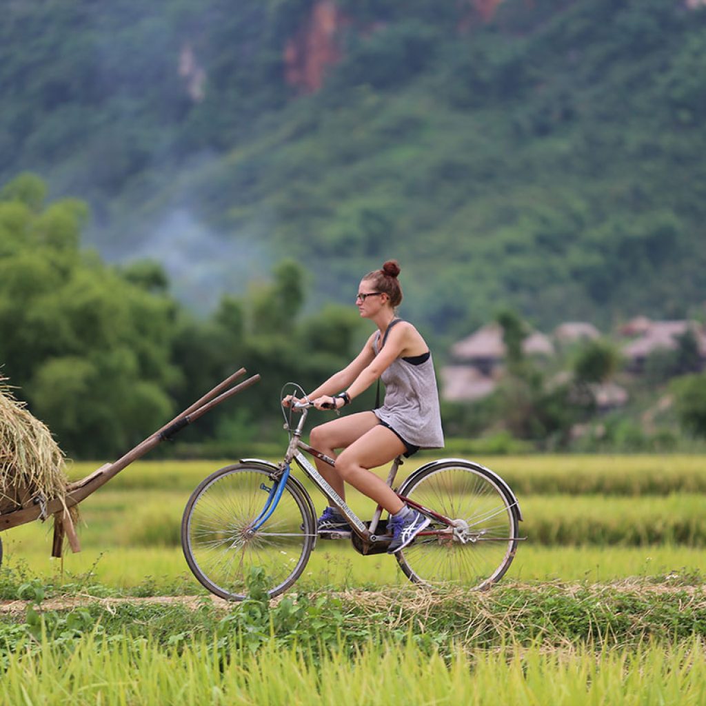 Du khách đạp xe khám phá thung lũng Mai Châu