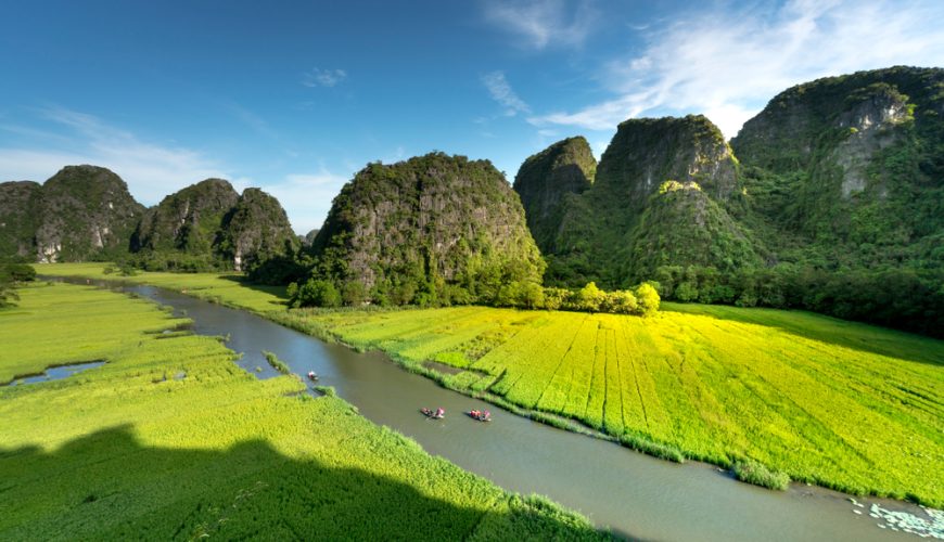 Du lịch Ninh Bình mùa nào đẹp nhất? Mùa vàng Tam Cốc hay lễ hội Bái Đính?