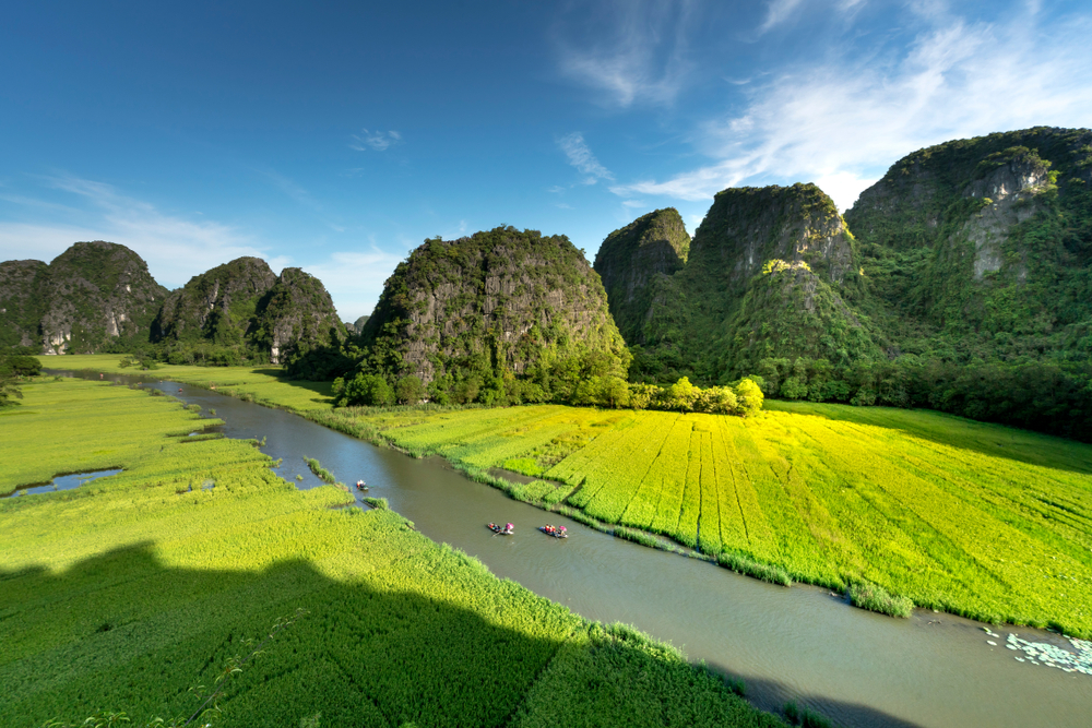 Du lịch Ninh Bình mùa nào đẹp nhất? Mùa vàng Tam Cốc hay lễ hội Bái Đính?