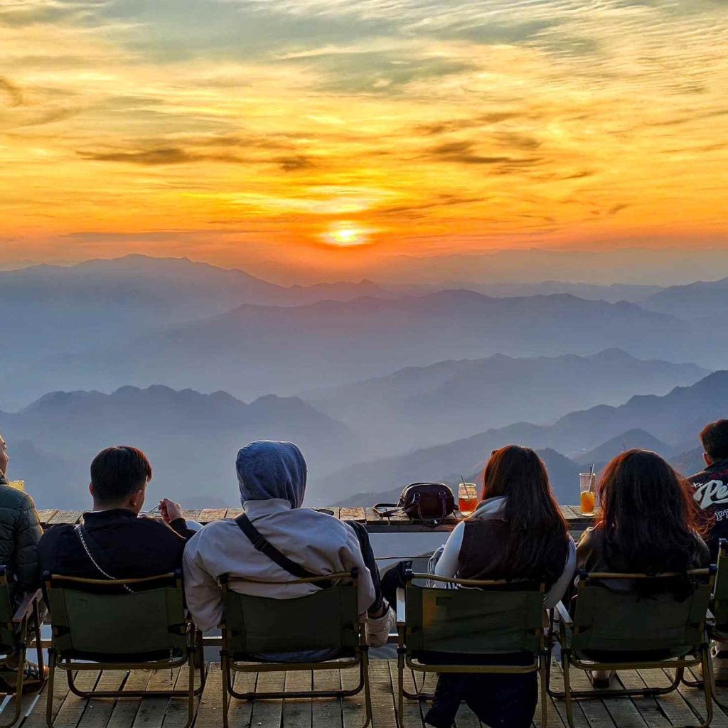 Du khách ngắm hoàng hôn ở Tà Xùa