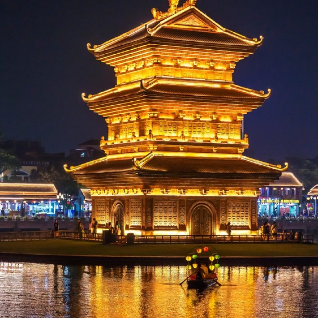 Phố cổ Hoa Lư về đêm