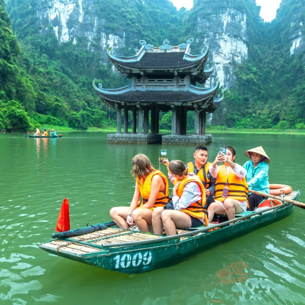 Du khách tham quan Tràng An, Ninh Bình