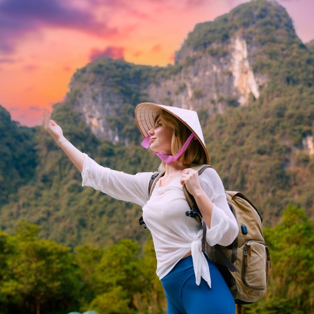 Du khách du lịch Ninh Bình