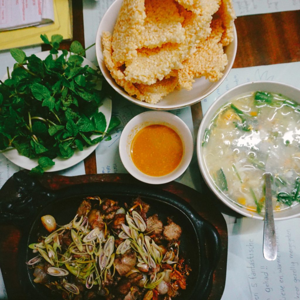 Thịt dê và cơm cháy là hai đặc sản nổi tiếng nhất Ninh Bình