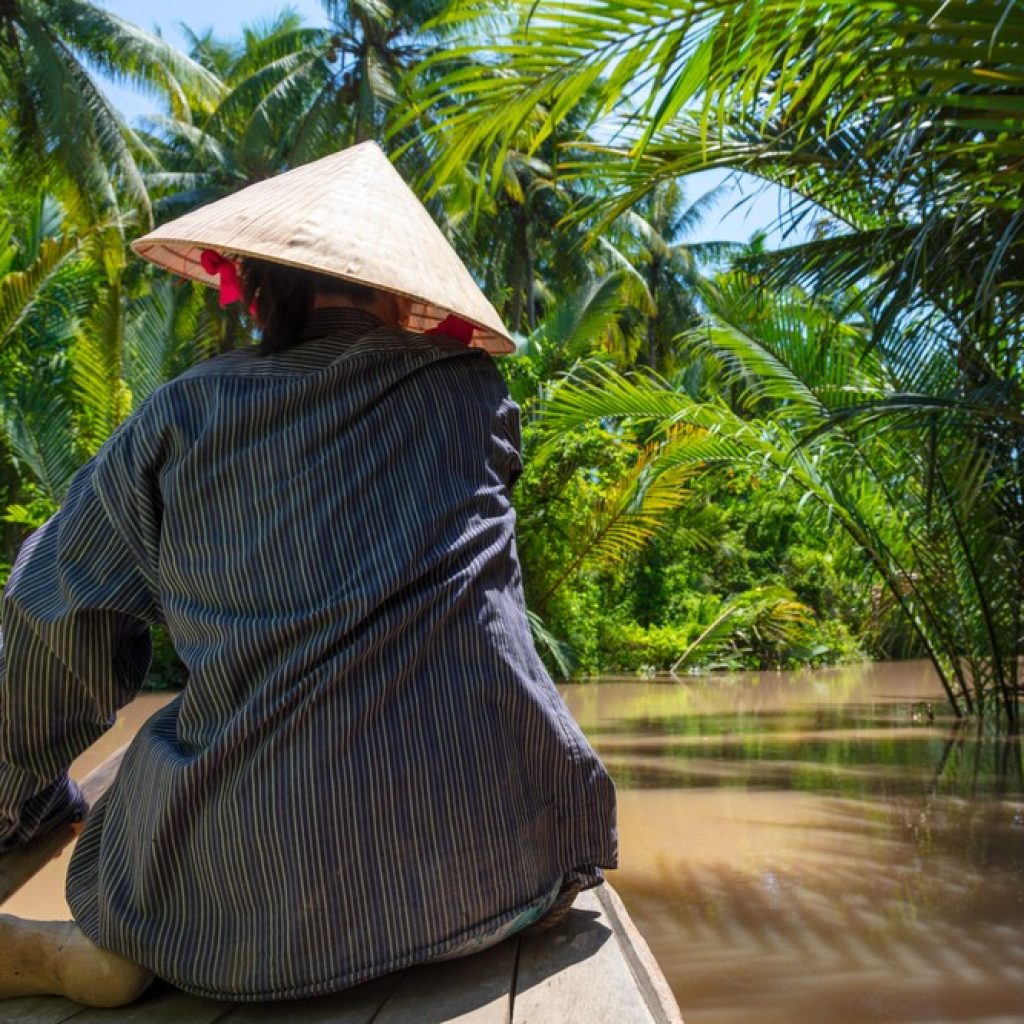 Chèo xuồng ba lá ở miền Tây